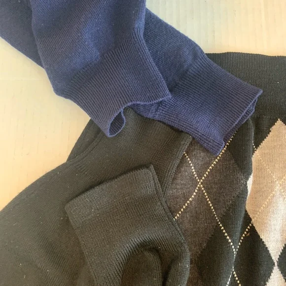 Lot of 2 Jos A Bank men’s black& navy merino wool sweaters size Medium